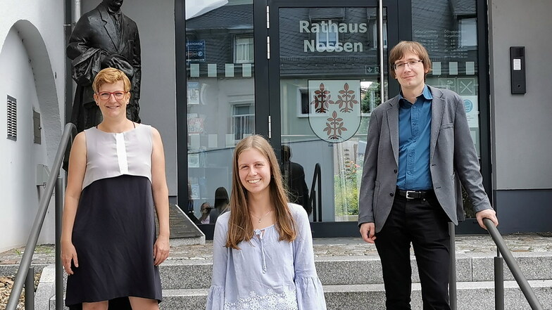 Die Nossener Schülerin Luise Band (Mitte) wird von Susann Rüthrich und Bürgermeister Christian Bartusch nach Amerika verabschiedet.
