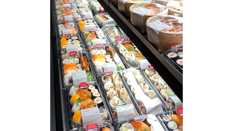 Eine große Auswahl an Sushi wird von den Mitarbeitern täglich frisch zubereitet – neben dem klassischen Sushi gibt es auch viele vegetarische Varianten.