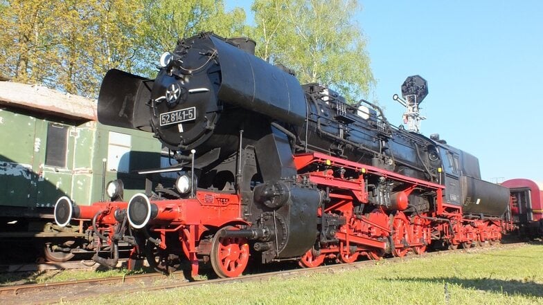 Ein wahres Juwel der deutschen Dampflokgeschichte: Die Dampflokomotive 52 8141-5 aus dem Jahr 1944, hier aufgenommen im Rahmen der Maschinenhaustage 2016.