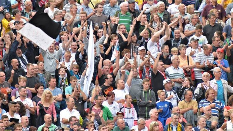 1:0 für Bautzen: Die Fans auf der Tribüne haben schon nach wenigen Spielminuten allen Grund zum Jubeln. Mehr als 3 000 Zuschauer wollen am Dienstagabend im Stadion an der Müllerwiese das Freundschaftsspiel gegen Dynamo Dresden sehen – so viele wie noch nie in der jüngsten Vereinsgeschichte.