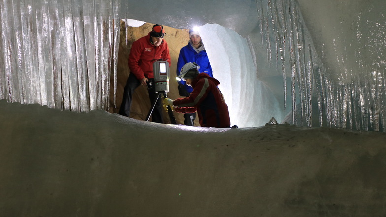In der weltweit größten Eishöhle sind Dresdner Kartografen unterwegs. Die SZ hat sie begleitet.
