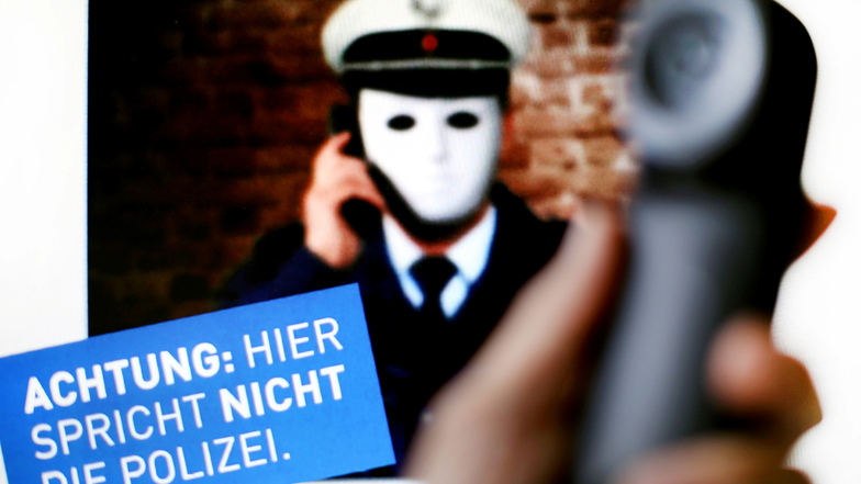 In Nordrhein-Westfalen warnte die Polizei 2017 vor dreisten Telefonbetrügern, die sich als Polizisten ausgeben.