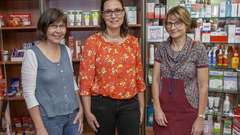 Apothekerin Antje Goldbach (Mitte) mit Pharmazie-Ingenieurin Ute Heyde (li.) und PTA Annegret Kraus (re.) in der Flora Apotheke in Klingenberg.