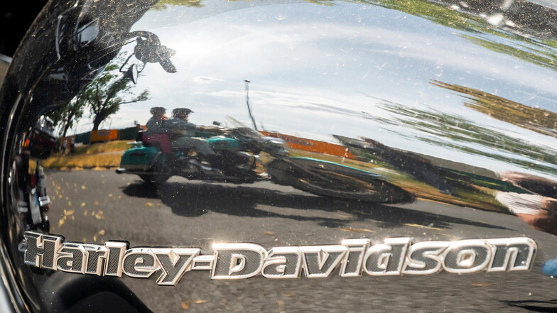 In die Biker-Parade reihten sich laut Organisatoren rund 800 Maschinen der Marke Harley Davidson ein.
