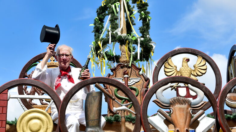 Beim 28. Eibauer Bier- und Traditionszug zeigte Bauunternehmer Uwe Jährig auf einem historischen LKW hölzerne Zunftzeichen.