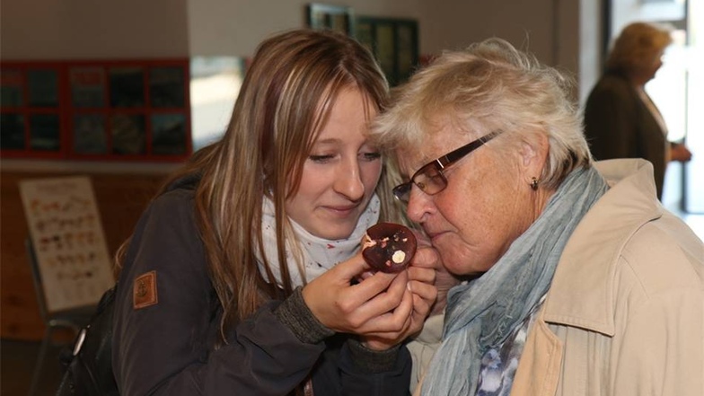 Elke Mille aus Niedercunnersdorf ist mit ihrer Oma in die Ausstellung gekommen. Manche Plze kann man auch an ihrem Duft erkennen. Die eiden probieren das hier gerade mal aus.