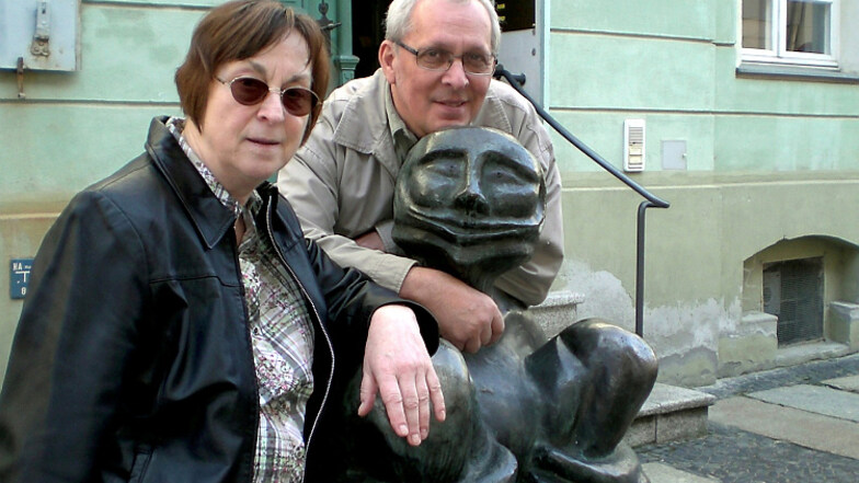 Ein Berliner Ehepaar, zur Zeit auf Besuch in Cottbus (hier mit dem bronzenen Wassermann vor dem Wendischen Museum), will sich am Sonnabend die neue Osterausstellung im Wendischen Museum ansehen.