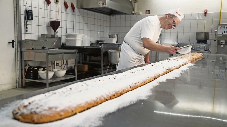 Bäckermeister Jan Forwerk pudert den Stollen für die Riesaer Klosterweihnacht.