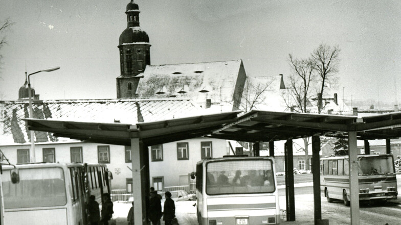 Der Busbahnhof beschäftigt Dippoldiswalde seit Jahren. Erst wurde die alte Anlage durch einen Neubau mit Parkdeck ersetzt, das aber auch schon wieder abgebaut werden musste. 