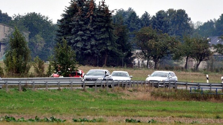 Den durch einen Unfall entstandenen kilometerlangen Stau versuchten viele Autofahrer durch Volkersdorf zu umfahren – vergebens.