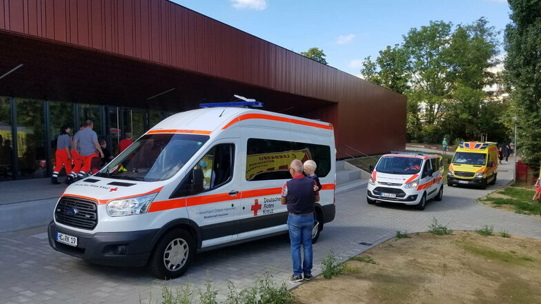 Kräfte des Roten Kreuzes  bringen die betroffenen Bewohner in die neue Turnhalle Döbeln-Nord. 