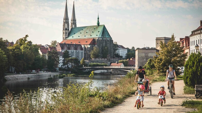 Auf dem Oder-Neiße-Radweg radelt man direkt durch die Görlitzer Altstadt und die Entdeckungsreise kann beginnen! Warum sich ein Städtetrip nach Görlitz rund ums Jahr lohnt, erfahren Sie hier!