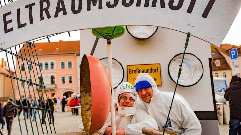 Zum 35. Mal lockte der Königsbrücker Faschingsumzug tausende Besucher an. Auf insgesamt 35 Schaubildern zeigten die Akteure, warum sie die fünfte Jahreszeit lieben - begleitet vom Königsbrücker Karnevals-Schlachtruf "Tschako Hopp!"