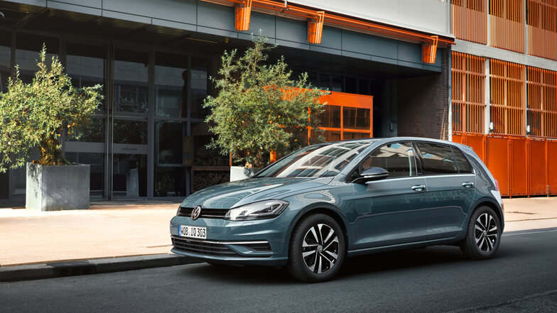 Die Vorzüge des Fahrens mit Volkswagen erleben: mit dem Golf IQ.DRIVE im stylishen und neuen Farbton "Petroleum Blue Metallic".