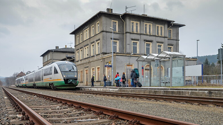 2023 wird zeitweilig kein Zug mehr aus Wilthen Richtung Zittau starten. Dann wird die Bahnbrücke kurz hinter dem Wilthener Bahnhof erneuert. Für Reisende wird Schienenersatzverkehr eingerichtet.
