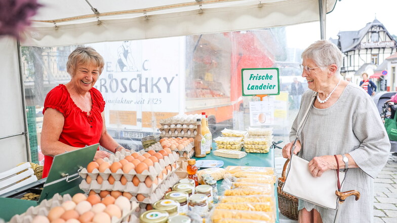Seit zwölf Jahren verkauft Rita Börner (l.) schon Eier und mehr auf dem Wochenmarkt am Schillerplatz, den Stand gab es aber bereits in den 90er-Jahren. Uta Feydt ist regelmäßige Kundin hier.