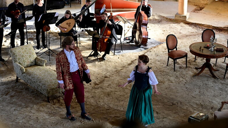 Beim Schlesischen Musikfest 2023 führte das Lausitzer Barockensemble ein Opernintermezzo nach Pergolesi, konzipiert von Eleni Ioannidou, im polnischen Zeliszów (Giersdorf) auf.