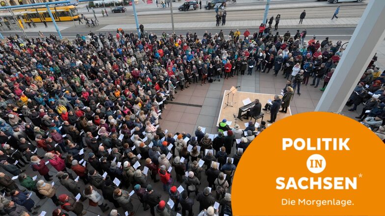 Zum Gedenktag 13. Februar haben sich Menschen zum gemeinsamen Singen vor dem Dresdner Kulturpalast getroffen.