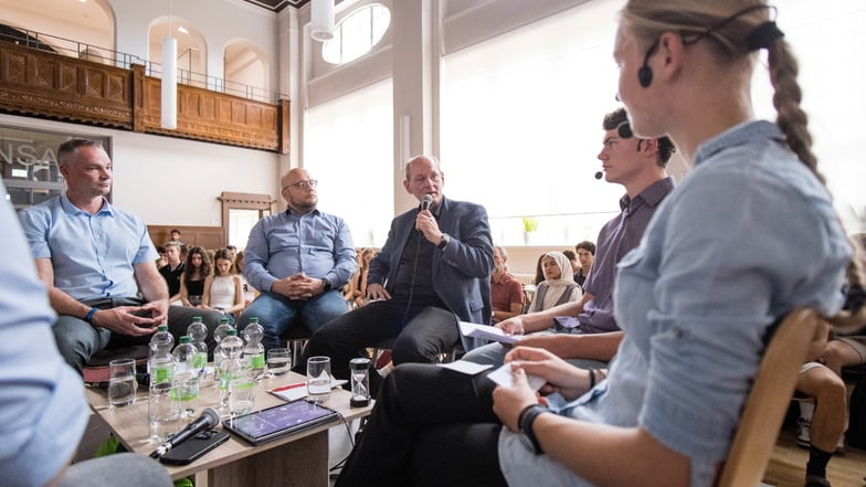 Beeindruckend bis schonungslos fanden die Politiker die Debatte in der Aula des Curie-Gymnasiums. Den Hut auf hatten die Abiturienten Johanna Hasse und Constantin Schütz (re. im Bild).