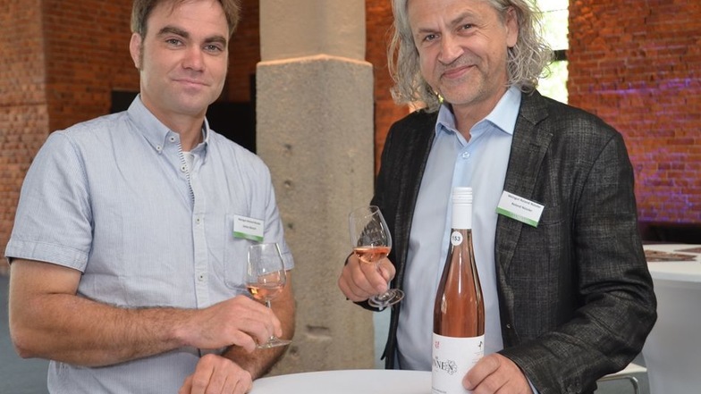 Weinmakler Ronald Nüssler (rechts) und sein Partner Küfermeister Stefan Bönsch.