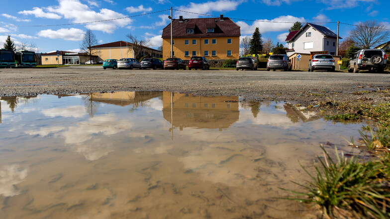 Parkplatz am Gemeindeamt in Reinhardtsdorf-Schöna. Die Zeit der Pfützen ist gezählt.