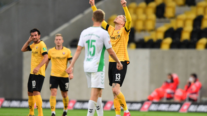 Simon Makienok (r.) schickt einen Gruß an seine verstorbene Mutter in den Himmel, nachdem er für Dynamo zum 1:1 gegen Greuther Fürth getroffen hat. Trotz der drei Tore steigen die Dresdner im Juni 2020 jedoch in die 3. Liga ab.