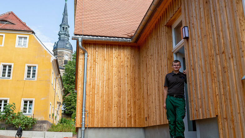 Kirchenvorsteher Peter Behrendt am Hintereingang der sanierten Pfarrscheune. Dort soll eine Terrasse angebaut werden, sobald dafür die nötigen finanziellen Mittel da sind.
