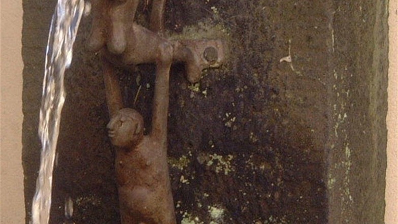 ... und dem kleinen Brunnen mit der Bronzefigur „Leben und Liebe“ auf Schloss Albrechtsberg.
