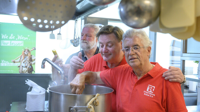 Eingespieltes Trio: Gunter Spies, Udo Merzdorf und Kurt Hähnichen stellen seit 2007 jedes Jahr einen Likör aus Riesaer Bier her. Erstmals hat sich der Riesalabim so gut verkauft, dass in der Hammerbräu-Küche eine zweite Charge angesetzt werden muss.