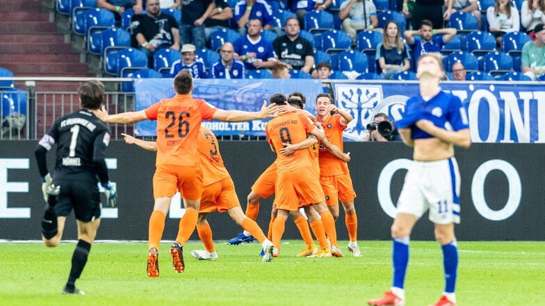 Die Mannschaft von Erzgebirge Aue jubelt nach dem Ausgleichstreffer zum 1:1-Endstand. Es war das dritte Unentschieden im dritten Ligaspiel für die Sachsen.