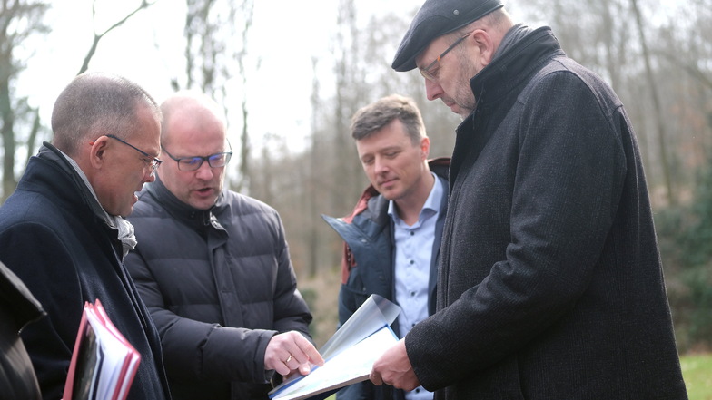 V.l.: Landrat Ralf Hänsel zusammen mit Albrecht Herrmann, Markus Renner und Olaf Raschke auf dem Gelände des ehemaligen Meißner Tierparks.
