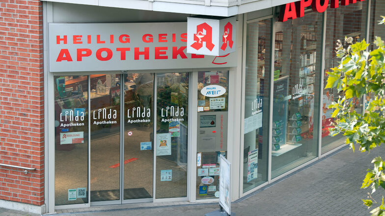 Die Heilig-Geist-Apotheke in Köln. Ein Jahr nach dem Tod einer jungen Frau und ihres Babys durch verunreinigte Glukose ist Anklage gegen eine Apothekerin erhoben worden.