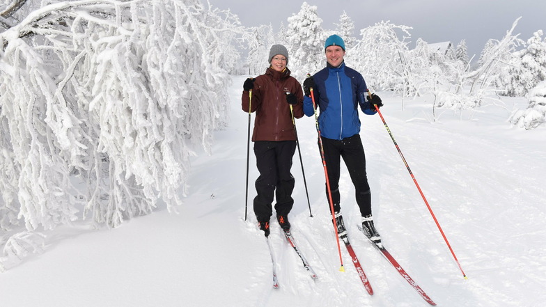Das ist die schöne Seite des Winters. Hier sind Karina und Stefan Hettwer bei Zinnwald auf den Skiern unterwegs.