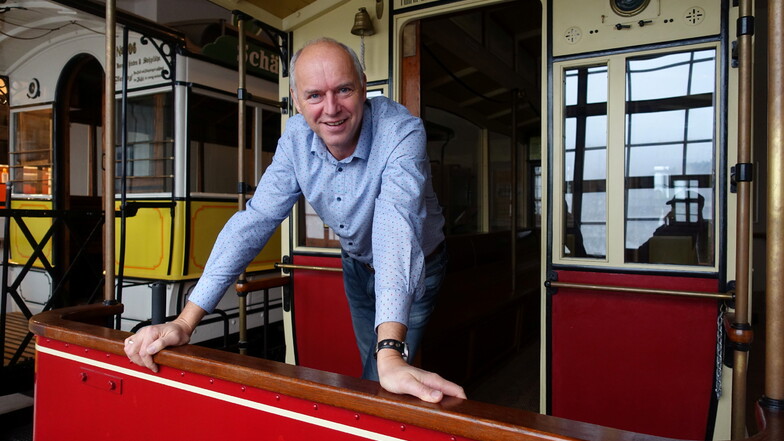 Jörg Lippert im Depot auf der Plattform des historischen Pferdebahnwagens, der seit 2007 durch Döbeln rollt.