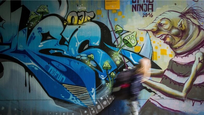 Dass es auch Graffiti-Kunst gibt, ist am Haltepunkt Bischofsplatz zu sehen .