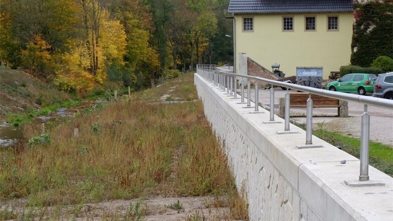 Auf diesem Foto ist die neue Mauerkonstruktion zu sehen, die vor den verheerenden Auswirkungen eines Hochwassers schützen soll.