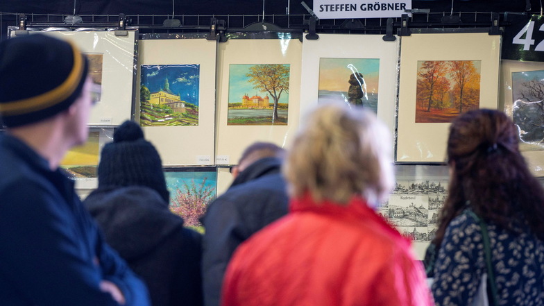 Der 44. Radebeuler Grafikmarkt in der Elbsporthalle in Radebeul-West war sehr gut besucht. Dicht drängten sich die Kunstfreunde vor den Ausstellungsflächen der über 100 Künstler.