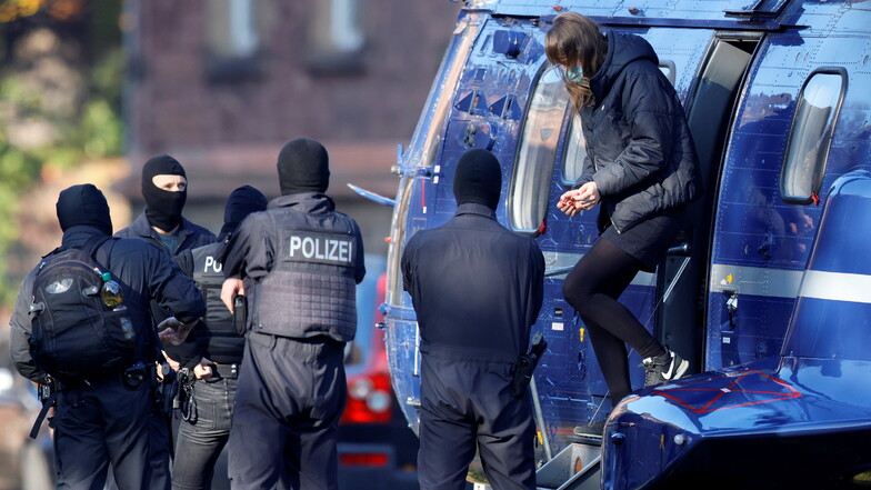Die mutmaßliche Linksextremistin Lina E. (rechts) steht vor dem Oberlandesgericht Dresden, weil sie eine kriminellen linksextremem Gruppe gebildet und angeführt haben soll.