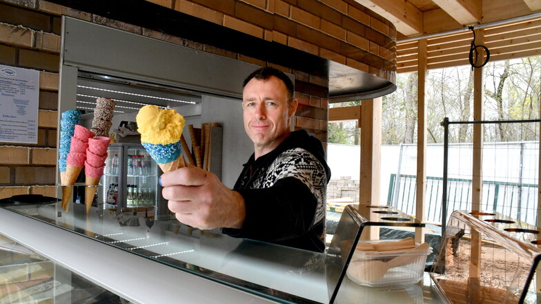 Matthias Deckwer war viele Jahre der Eismeister im Café Jähnig und macht jetzt das Eis für das Bootshaus im Großen Garten. Hier mit Mangoeis in bunter Eistüte .