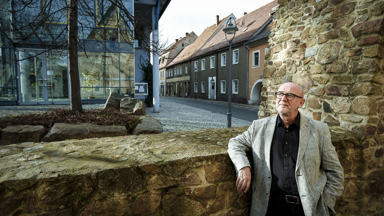 Der frühere Bürgermeister Andreas Böer hier auf einem Archivfoto am Rathaus in Reichenbach. Jetzt ist er verstorben.