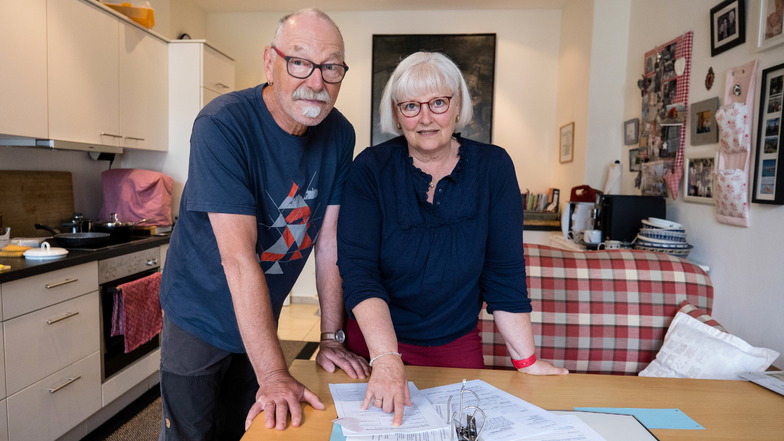 Dorothea und Norbert Schmidt mit Akten in ihrer Küche.