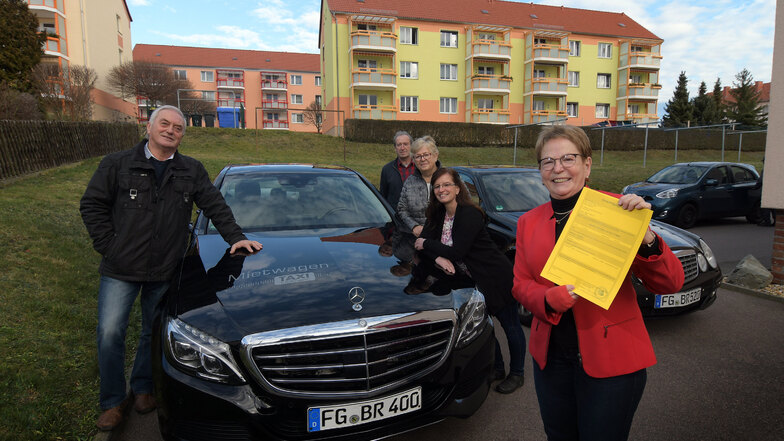 Seit 30 Jahren gibt es Taxi Hofmann in Roßwein. Geschäftsführerin Barbara Hofmann zeigt stolz ihren gerade aufgefrischten Taxischein. Mit ihren vier angestellten Fahrern wird sie auf den runden Geburtstag des kleinen Unternehmens anstoßen.