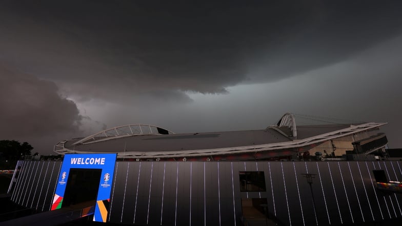 Dunkle Wolken über der Arena in Leipzig: Um 21 Uhr soll hier der Ball rollen.