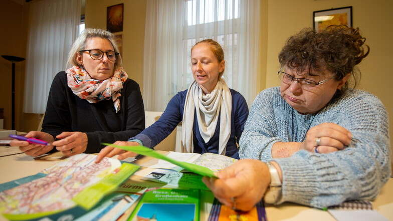 Antje Skopp-Löper, Anja Bleilinger und Marianne Gerbert (v.l.) besprechen in der Begegnungsstätte Großenhain das Projekt Stadtspaziergänge.