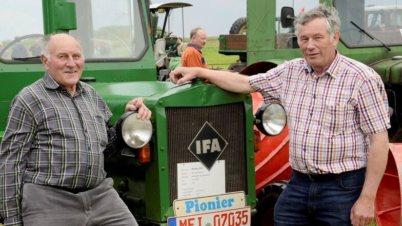 Vater und Sohn: Horst (li.) und Hartmut Loose stehen vor ihrem gut gepflegten Traktor der Marke „Pionier“, der 1954 im Schlepperwerk Nordhausen hergestellt wurde – damit ist der Traktor genauso alt wie Hartmut Loose.