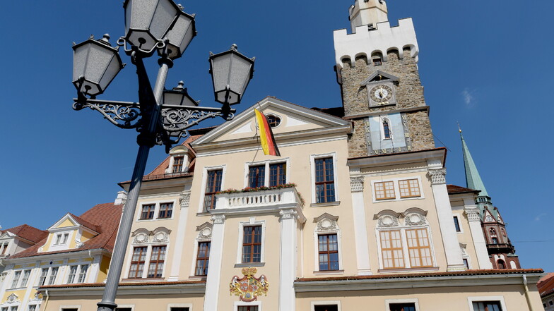 Löbaus Altmarkt mit dem Rathaus.