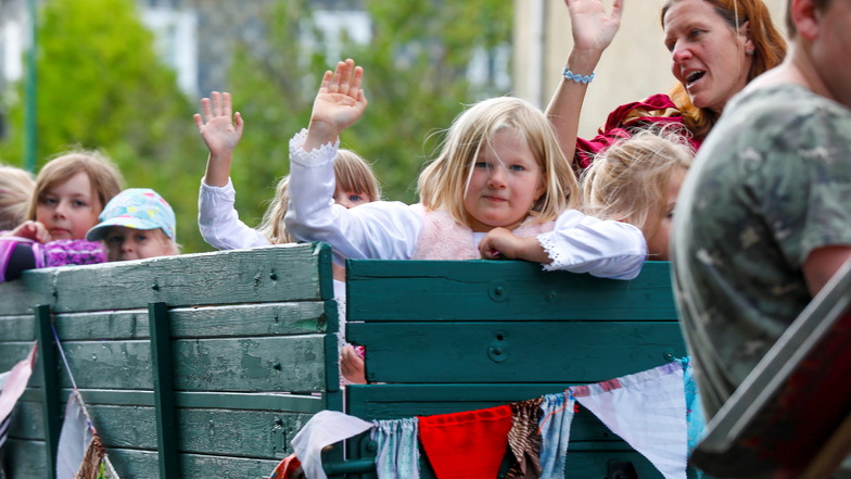 Die Kinder von Kindergarten Knirpsenhäusl in Niedercunnersdorf ließen sich auf einem Wagen fahren.