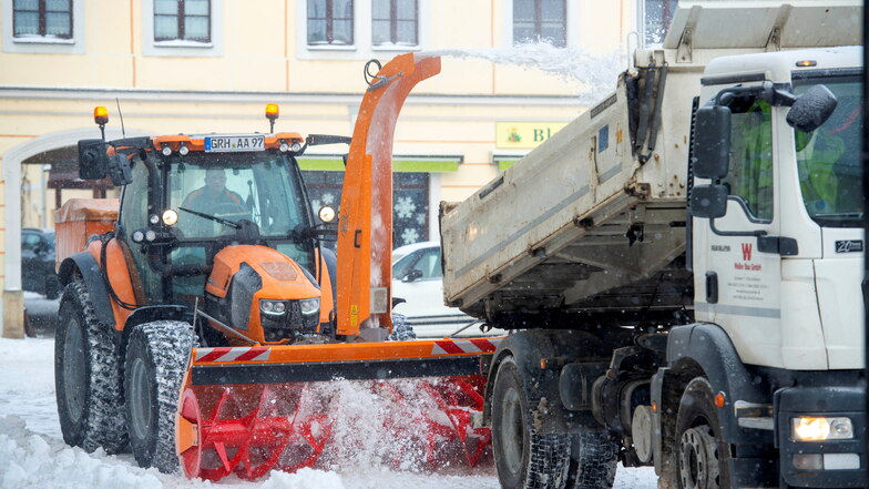Mitarbeiter des Bauhofes Großenhain und der Weber Bau GmbH mussten im Februar Schneemasse aus der Großenhainer Innenstadt schaffen. Der Winterdienst war so teuer wie lange nicht.