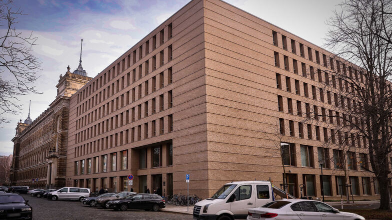Ein 48-Jähriger lieferte sich drei Verfolgungsfahrten mit der Polizei - und als er verurteilt werden sollte, sprang er aus dem Fenster des Saals am Amtsgericht Dresden.
