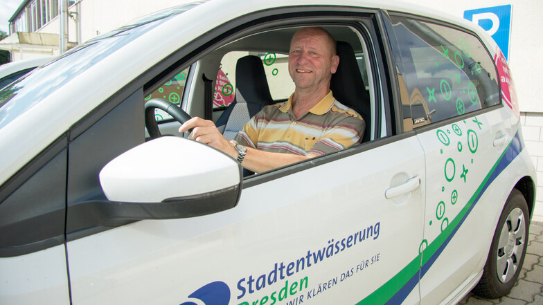 Ralf Dymak ist der Experte für die schnelle Beseitigung von Schäden bei der Stadtentwässerung. Seit einigen Monaten fährt er mit seinem neuen Elektroauto zu den Baustellen.